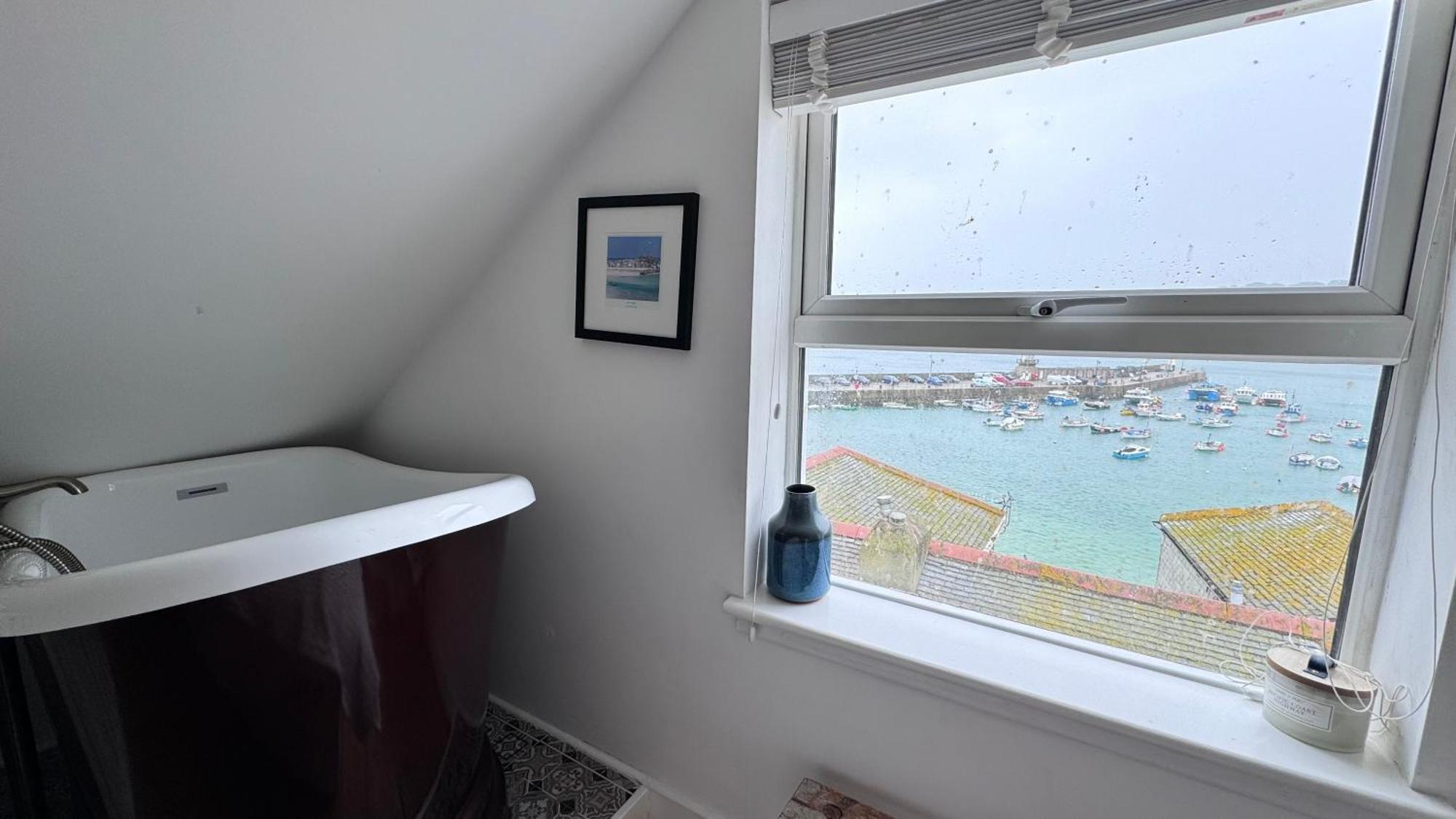 Smugglers Hideaway: Charming Fisherman's With Harbour View *